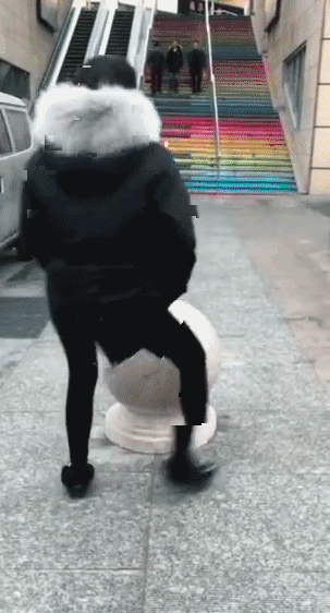 搞笑gif动图:小学生一进楼梯亲小女生,还鄙视摄像头