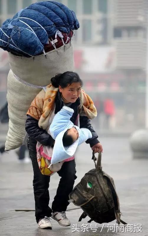 抱娃赶春运的年轻无名母亲被一个记者抓拍下来,并成为了年度感人照片