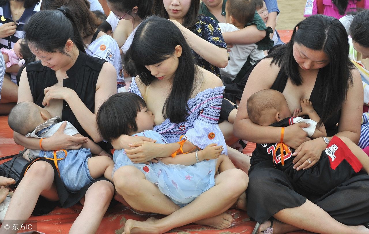 母乳妈妈们在"福建母乳妈妈联盟"活动中为各自的孩子喂奶,倡导母乳