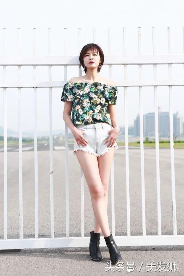 李艾剪了个短发,年轻了不止10岁,网友:大长腿惊艳到我