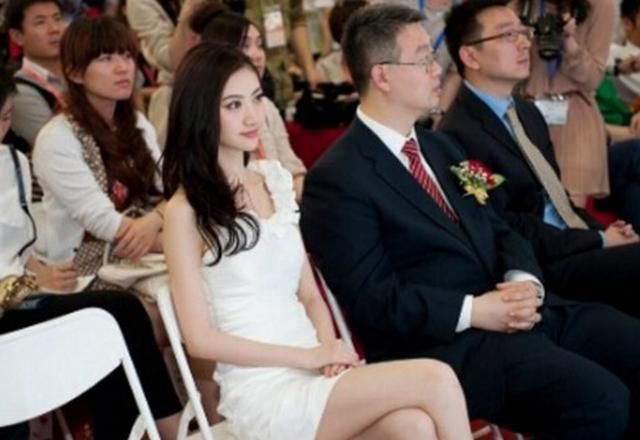 30岁景甜素颜照曝光,肚子大到挡不住,网友:难怪张继科