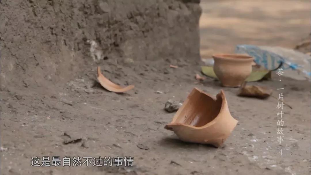 这些土碗很少被重复使用,一碗茶下肚,茶碗随手摔碎.