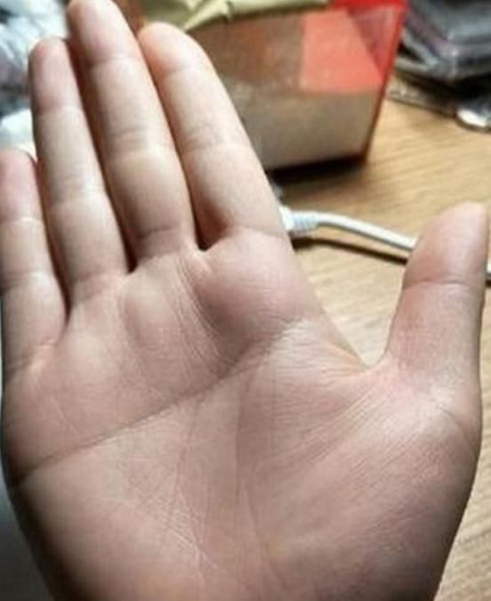 一般断掌的女性感情世界都是不太顺的,此掌的感情容易细腻,容易敏感