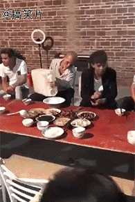 gif图:抱不动妹子就不要勉强,还是让我来吧