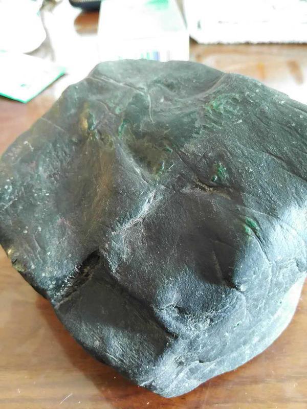 无人问津的一块翡翠原石,专家看后竟然说价值百万