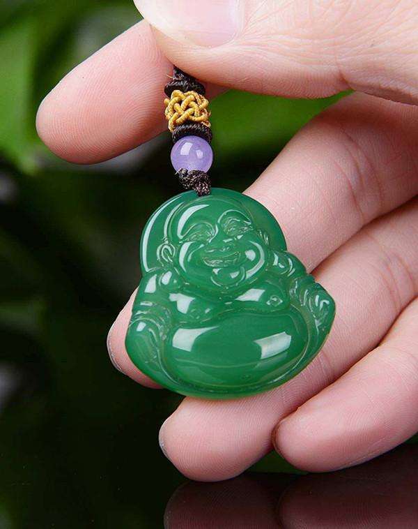 玉髓颜色较多,但无论是何种颜色的玉髓与翡翠相似,皆可通过肉眼辨出.