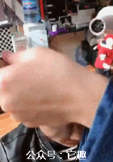 搞笑gif:就这个发际线,在清朝最少是个贝勒起步!