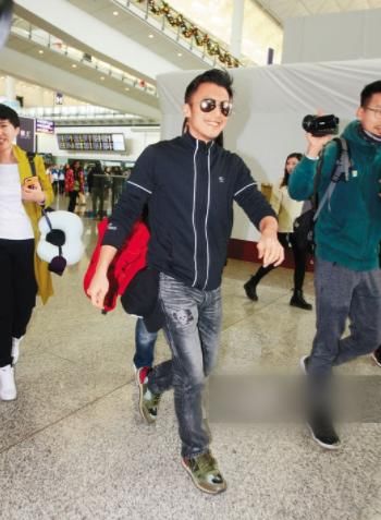 谢霆锋现机场,裤子上的图案亮了!网友:像20岁小伙子!
