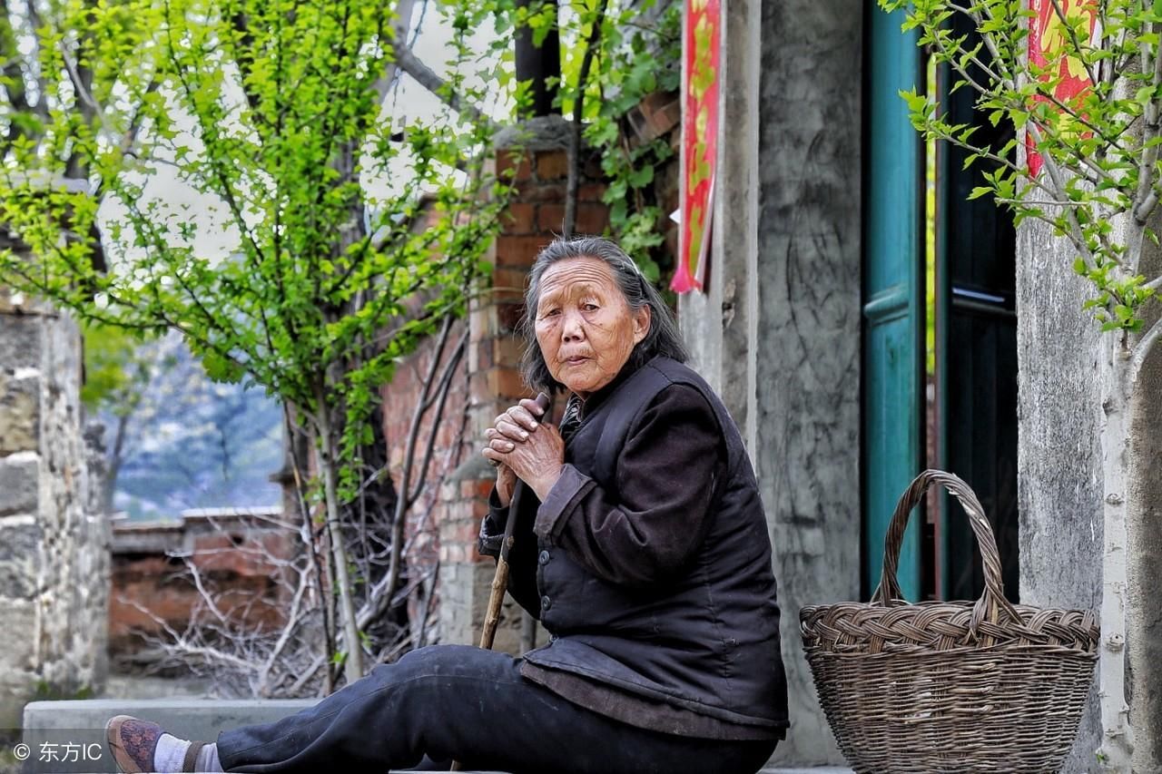农村孤寡老人想起自己的十几个儿女,不禁痛哭流涕