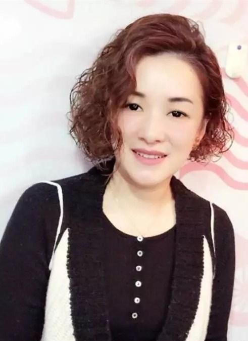 "剪短发,烫小卷",这才是最适合"中年女性"的发型