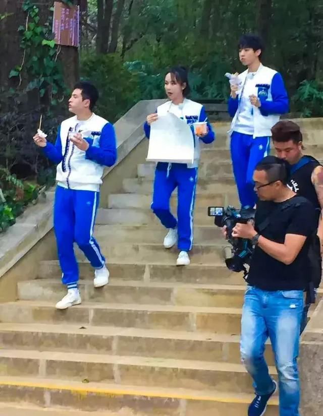 王俊凯和杨紫一起做任务,身上的校服引网友关注
