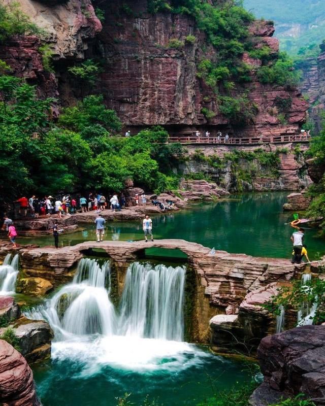 河南风景名胜众多,门票最贵,游客最多的是云台山风景名胜区.