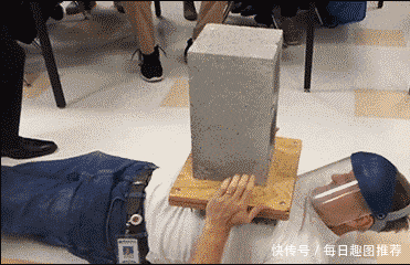 爆笑gif图:千万不要找女汉子,稍有不开心就练你