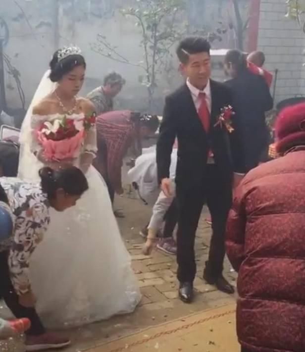 一对新人在农村老家举行婚礼时,被要求给父母磕头请安.