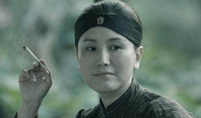 妓女到双枪女匪首,枪毙前提出一个要求,死前大喊六个字