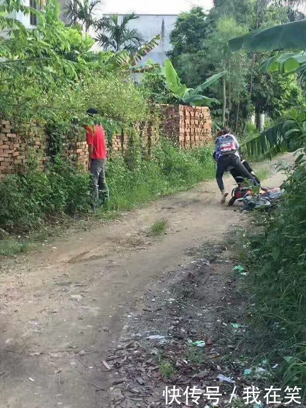 两美女开车看到一小伙在路边撒尿,结果车都开翻了,太搞笑了!