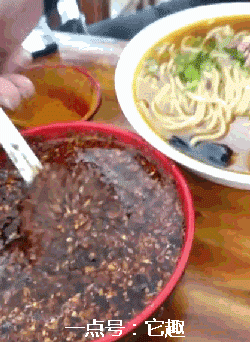 搞笑gif:情人眼里出西施,吃货眼里只有吃!