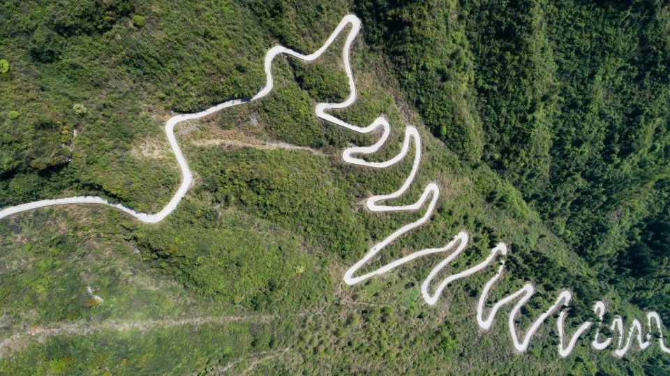 太吓人!航拍重庆蜿蜒山路惊险重重 山路绝不止十八弯!