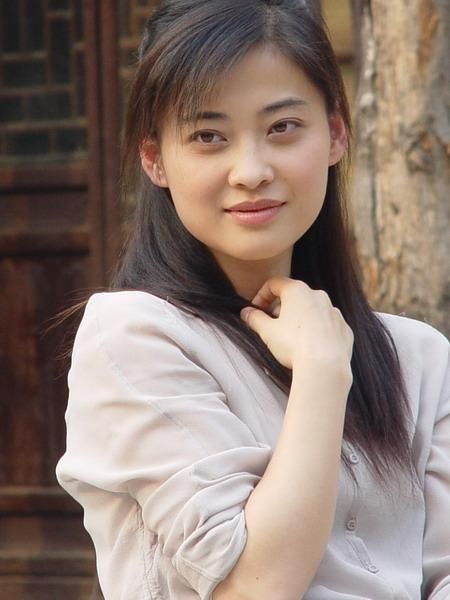 "梅婷出生在南京,后来考入了中央戏曲学院,与袁泉,章子怡等是同班同学