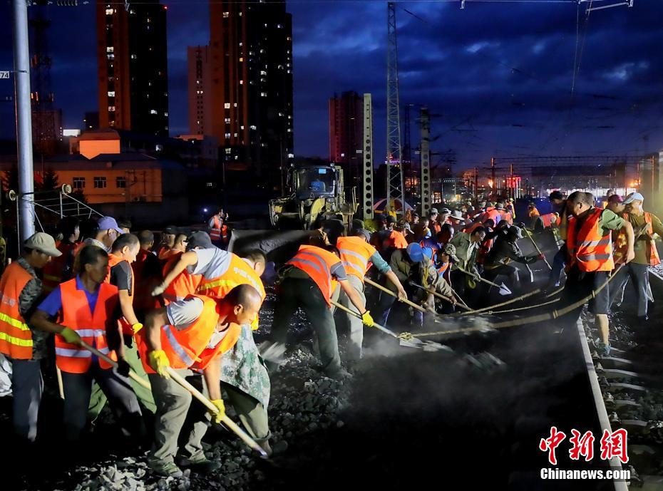 8月11日6时02分,随着k7106次旅客列车通过中国高寒地区正建的快速铁路