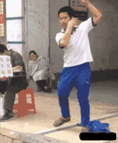 内涵段子:快点走了,再玩寺门就关了!