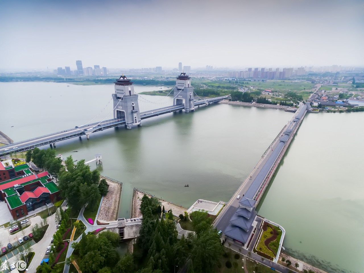 航拍世界首座"悬索 塔楼"景观桥:扬州万福大桥
