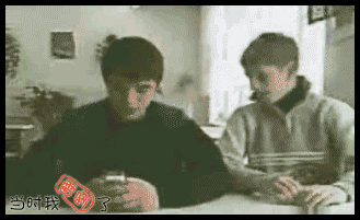 搞笑gif内涵图:妹子,这个姿势过马路是不是很爽?