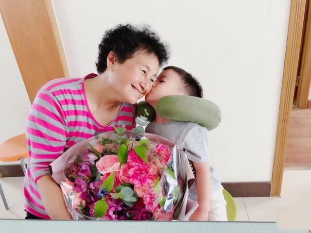 谢楠在母亲节晒婆婆妈妈照片,网友:能一眼看出哪个是吴京妈吗?