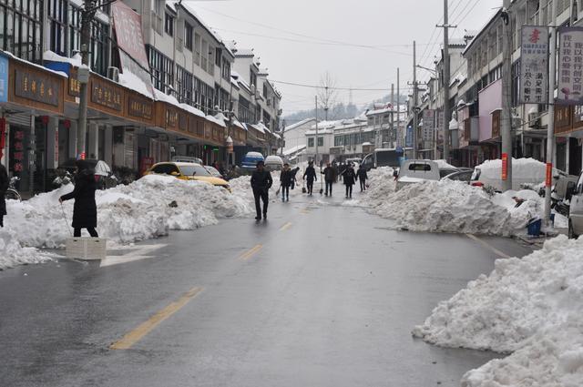 山七镇机关干部铲雪除冰确保道路通畅