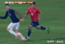 搞笑gif: 足球场上的逗趣时刻