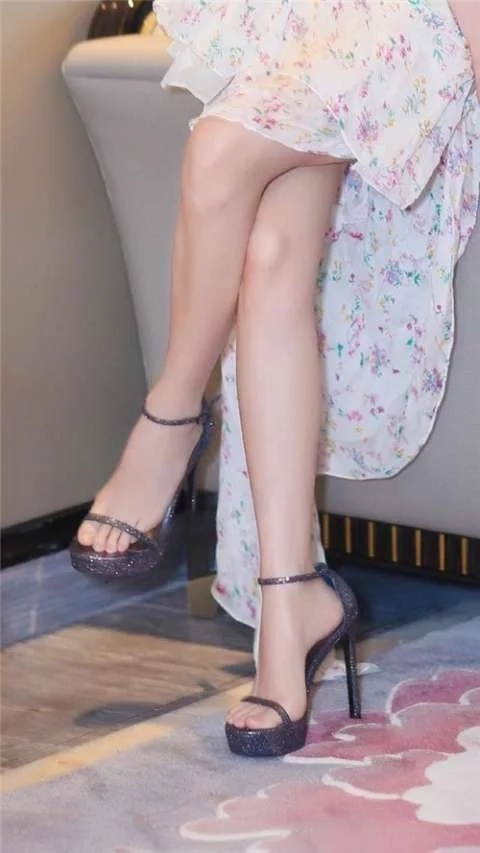 超白皙!周冬雨这双脚称得上娱乐圈第一美足