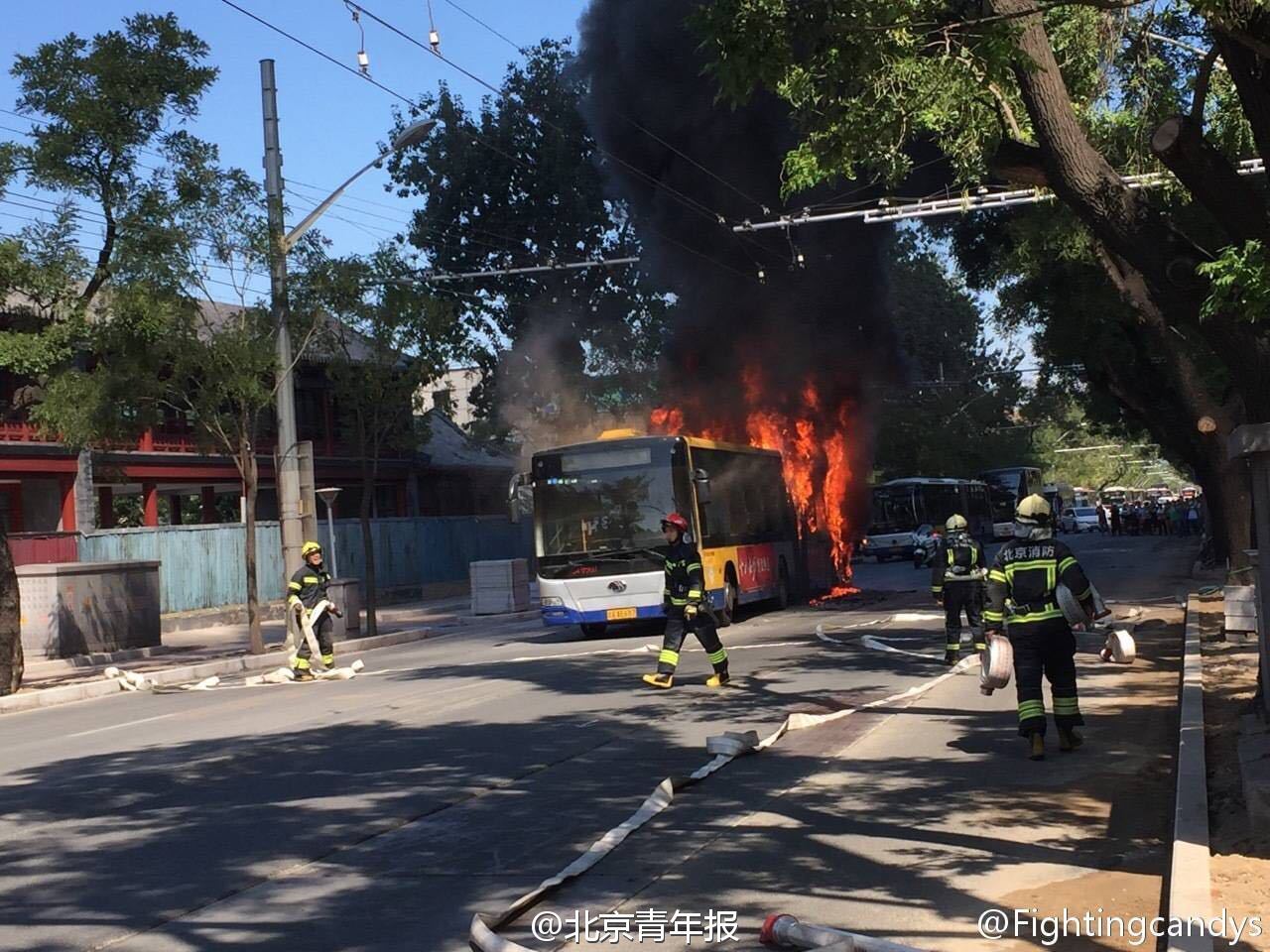 北京西四大街一公交车起火 现场传出爆炸声