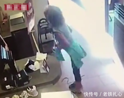 女子与人争吵,情急之下竟褪下裤子,拉出大便后直接扔向了对方!