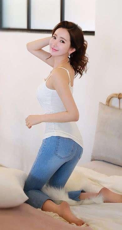 小巧玲珑的女人穿上修身裤,因为整体都比较小,所以相对而言比较突出的