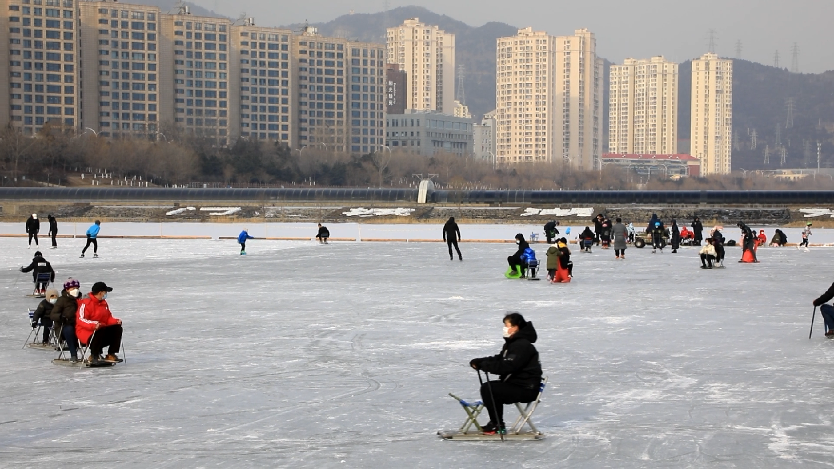 永定河银装素裹 市民尽享雪日欢乐