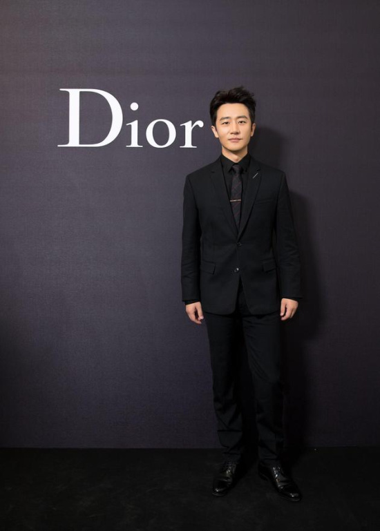 黄轩身穿dior2017秋冬系列黑色套装,以dior中国区大使身份亮相品牌