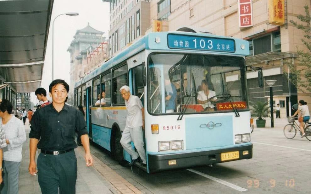 王府井大街上的103路电车.北京公交集团供图
