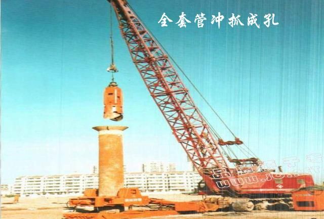制备泥浆→ 钻孔→ 清孔→ 钢筋笼入孔→ 灌注水下混凝土等 冲击钻机
