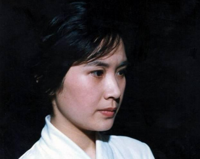 21岁出道,年轻时美过黄圣依,因老公反对拍戏果断离婚