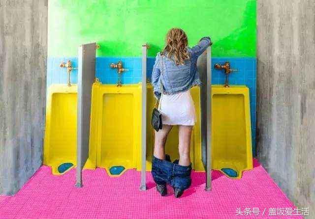 学校为了节约用水,竟然让女生站着上厕所,实在不能忍!