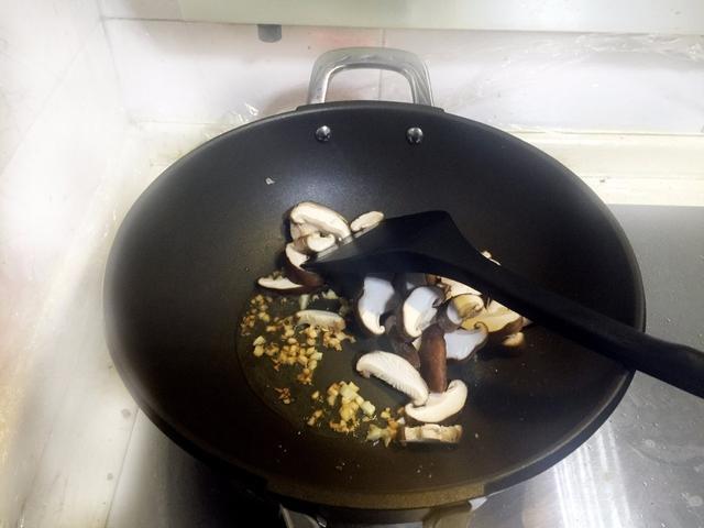 香菇炒芦笋,用蚝油调味鲜香!七品芝麻官的唐成图片