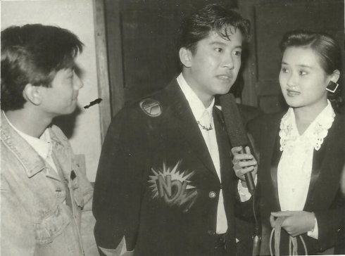 51岁屠洪刚与妻子生活照 曾退歌坛下海经商 婚姻几经