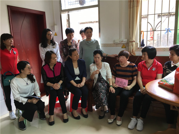 "关爱单亲母亲·温情暖人心"--佛山市妇联,市女企业家协会入户慰问