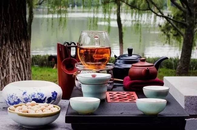 边吃饭边喝茶究竟好不好?
