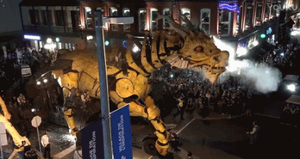 巨型机械蜘蛛大战机械火龙 外国街头上演科幻大片