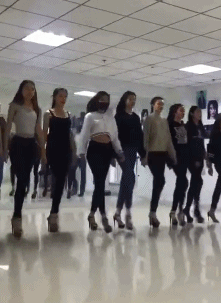 搞笑gif:一定是爱情的力量,不信你瞅瞅大妈手上是啥