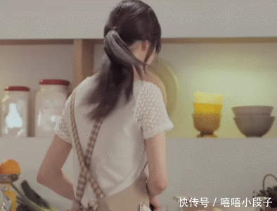 大学时谈了个男友,很是保守,有一次周末到他宿舍玩,他舍友都回家或找