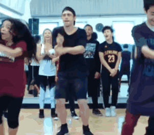 全球搞笑gif:不就区区一台兰博坚尼,妹子你至于连自尊心都不要吗?