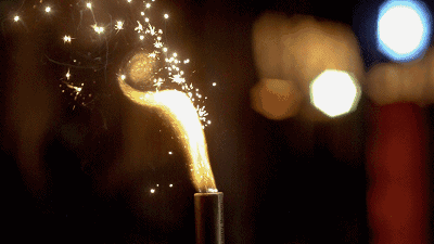 烟花中闪烁的火花如同精灵跳舞.