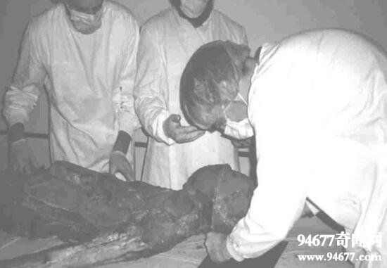 解剖外星人真相,外星人尸体竟是橡胶模型
